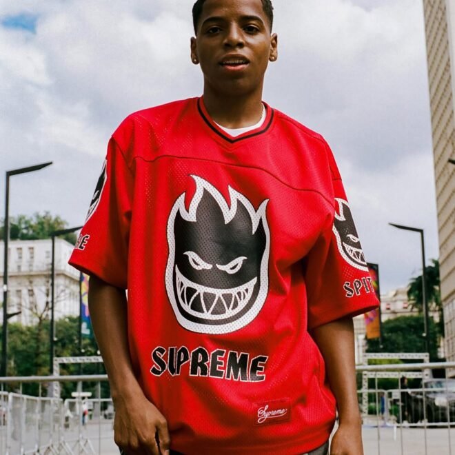Supreme Pullover Hoodie – Classic Street Fashion Statement for Any Season