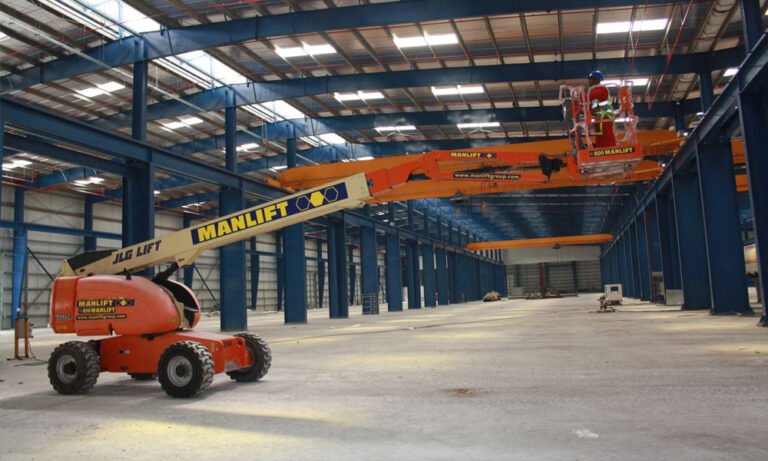 Complete B2B Guide to Manlift Machine Logistics & Operator Safety in UAE