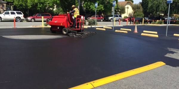 Asphalt Coating: Professional Pavement Protection for Driveways, Parking Lots and Commercial Properties